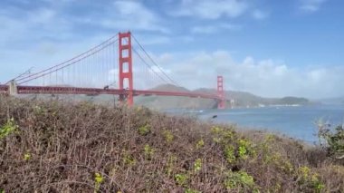 San Francisco Körfezi üzerindeki Golden Gate Köprüsü, Amerika Birleşik Devletleri 'nin Kaliforniya şehrinin eşsiz bir mimarisidir..