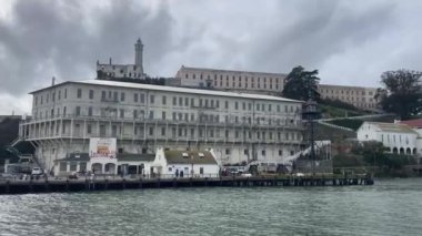 Ünlü Alcatraz Cezaevi, bu hapishane, Amerika Birleşik Devletleri 'nde San Francisco körfezinin ortasında, birçok filmin çekildiği çok ünlü bir hapishanedir..