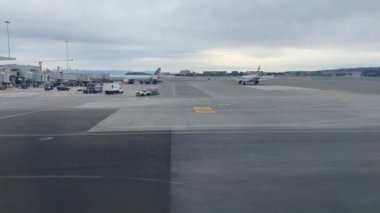 San Francisco; USA - February 13, 2023: Aircraft taxiing through the San Francisco airport in California after landing in search of the boarding gate.