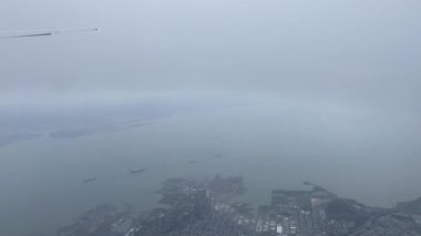 San Francisco Uluslararası Havalimanı 'na yaklaşıp iniş yapmak ve dünyanın en ünlü havaalanlarından biri olan havaalanının kapılarına taksicilik yapmak..