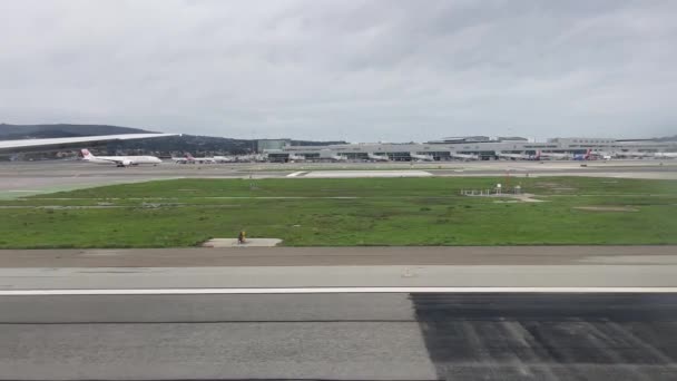 サンフランシスコ国際空港に着陸し 世界で最も有名な空港の1つである空港のゲートへのタクシー — ストック動画
