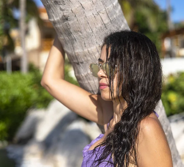 Sexy Joven Con Gafas Sol Disfrutando Del Mar Caribeño Apoyada — Foto de Stock