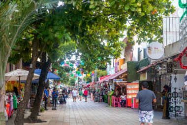 Playa del Carmen; Meksika; 31 Mart 2023: Meksika 'nın Playa del Carmen kentinin beşinci caddesi, Meksika' nın bu şehrini ziyaret eden turistler için en işlek caddedir..