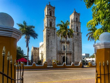Yucatan Yarımadası 'ndaki (Meksika) Amerika kilisesi olan Valladolid şehrindeki San Servacio Katedrali mavi gökyüzüne ulaşan iki çan kulesi ile inşa edilmiştir..