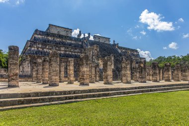 Bin kolon ve Chichen Itza arkeolojik bölgesindeki savaşçıların tapınağı. Burası, piramidin yedi harikadan biri olarak kabul edildiği ünlü Maya uygarlığı..