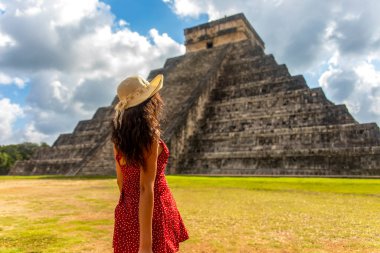 Chichen Itza olarak bilinen Maya Kalesi 'nin eski piramit ve tapınağını gözlemleyen güzel turistler bu antik Kolombiya öncesi medeniyetin kalıntıları ve insanlığın bir parçasıdır.