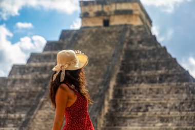 Chichen Itza olarak bilinen Maya mimarisinin eski piramidini ve tapınağını gözlemleyen turist, bu antik Kolombiya öncesi medeniyete ait ve insanlığın bir parçasıdır..