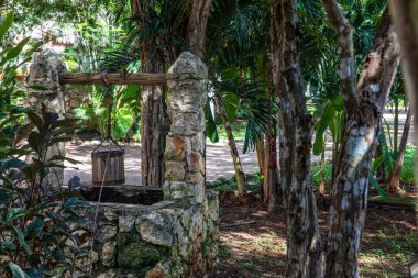 Meksika çiftliğinin dışında bayraklı ve tipik Meksika dekorasyonlu su kuyusu olan güzel bir teras. Bu, tipik bir mimari ve tropikal bölgelerde bu eyaletin inşası.