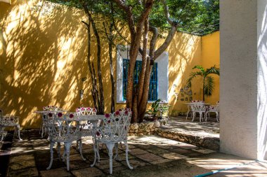 Meksika hacienda 'sının dışında bayraklı ve tipik Meksika dekorasyonlu kahve içmek için güzel bir teras, tipik bir mimari ve tropikal yerlerde bu devletin inşası için yapılmış bir bina..