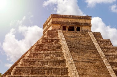 Chichen Itza 'daki inanılmaz Kulkulcan piramidi, kalesinin girişini mükemmel bir şekilde gözlemliyor ya da Meksika' daki Yucatan Yarımadası 'nın tapınağı olarak da bilinir, bu eski bir Maya harabesidir..