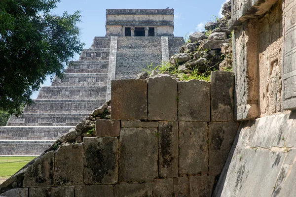 Widok Ruinę Majów Niesamowitą Piramidę Kulkulkulkańską Chichen Itza Gdzie Znajduje — Zdjęcie stockowe