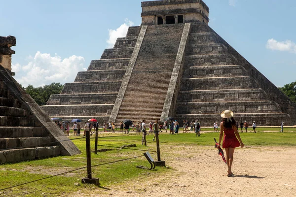 Chichén Itzá México Abril 2023 Turista Disfrutando Increíble Pirámide Kulkulquina — Foto de Stock