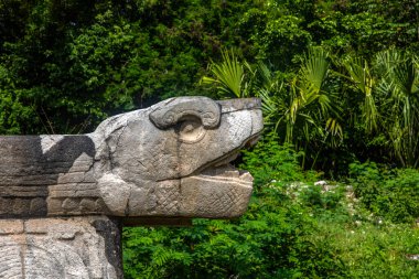 Meksika 'nın Yucatan Yarımadası' ndaki Maya şehri Chichen Itza 'nın tüylü yılanı olan Tanrı Kulkulcan. Eski bir Maya şehridir. Piramidin, tapınağın ve şatonun bulunduğu yer..