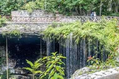 Chichen itza metrosunun şelaleleri Meksika 'daki Yucatan Yarımadası' nın Maya ormanlarında bulunur. Yaz tatilleri için ideal bir yerdir..