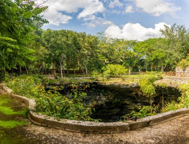 Saamal metrosu Chichen itza 'nın ağzı Meksika' daki Yucatan Yarımadası 'nın Maya ormanlarında bulunur. Turistler ve yaz tatilleri için ideal bir yerdir..