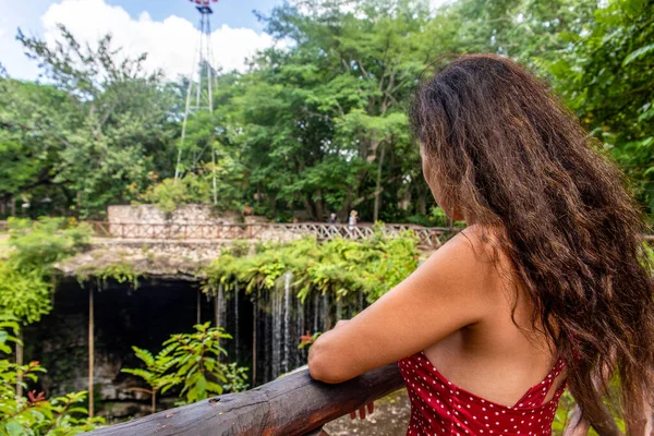 Turista Nézi Száját Metró Cenote Saamal Chichen Itza Maja Dzsungel — Stock Fotó