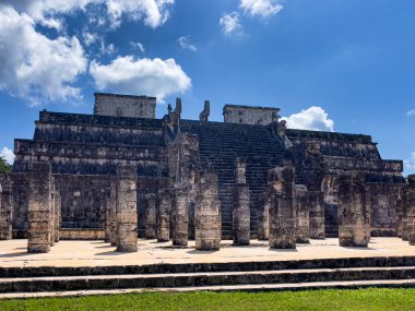 Kukulkan Tanrısı onuruna Chichen Itza 'nın binlerce kolonu ve tapınağı Maya uygarlığının şatosu dünyanın harikalarından biridir. Chichen Itza Piramidi.
