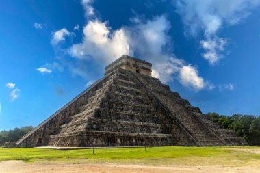 Chichen Itza Piramidi, Tanrı Kukulkan 'ın anısına güzel bir tropikal mavi gökyüzünün altındaki tüylü yılan, Maya uygarlığının bu kalesi dünyanın harikalarından biridir..