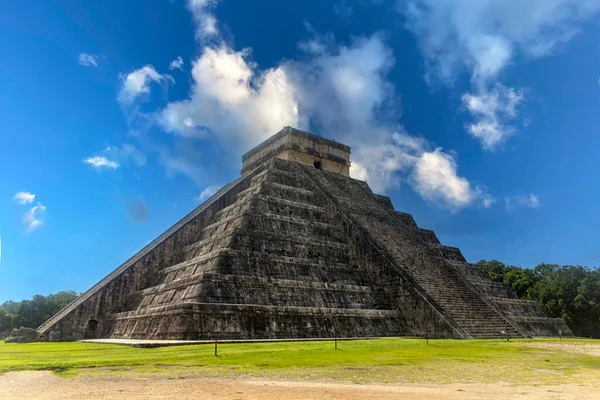 Pirámide Chichén Itzá Honor Del Dios Kukulkán Serpiente Emplumada Bajo — Foto de Stock