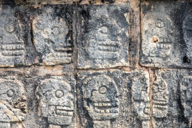 Chichen Itza 'daki Tzompantli' nin kafatasları, tanrıları onurlandırmak için halka gösterilen bir takım kafataslarının dikildiği sunaktır, eski bir Maya harabesidir..