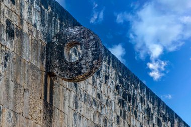 Yucatan yarımadasındaki Chichen Itza 'nın Maya harabelerinden top duvarı ve sepeti. Bunlar Maya uygarlığının eski kalıntıları..