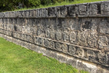 Chichen Itza 'nın Tzompantli' si, bir grup kafatasının tanrıları onurlandırmak için halka sunulduğu sunaktır, eski bir Maya harabesidir..