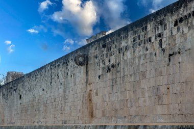 Yucatan yarımadasındaki Chichen Itza 'nın Maya harabelerinden top duvarı ve sepeti. Bunlar Maya uygarlığının eski kalıntıları..