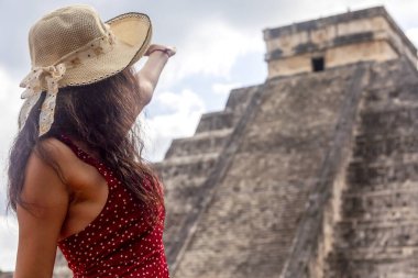 Yucatan Yarımadası 'ndaki Chichen Itza Piramidine davet eden seksi turist. Maya arkeolojisi ve medeniyetine ait çok ziyaret edilen bir kale..