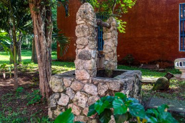 Meksika 'daki Yucatan Yarımadası' nda, Maya 'nın Valladolid ormanındaki Hacienda, insanları gençleştiren ve kendi kuyusundan içilebilen taze ve içilebilir bir su olan Samaal Cenote' i 'dir..