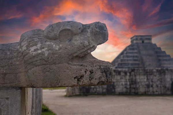 Бог Kukulcan Глядя Пирамиду Чичен Ица Полуострове Юкатан Мексике Замок — стоковое фото