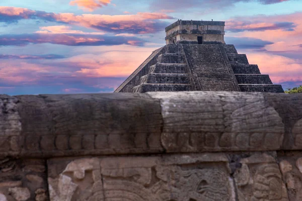 Pirámide Chichén Itza Bajo Hermoso Cielo Azul Naranja Península Yucatán — Foto de Stock