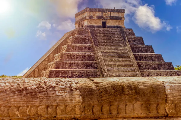Chichen Itza Piramisa Gyönyörű Kék Alatt Nap Sugarai Yucatán Félszigeten — Stock Fotó