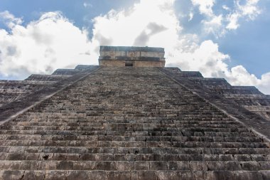 Meksika 'nın Maya harabelerinden Tanrı Kukulcan' ın merdivenleri. Meksika 'daki Chichen Itza tapınağına çıkan merdivenler. Maya kültürü ve uygarlığı.