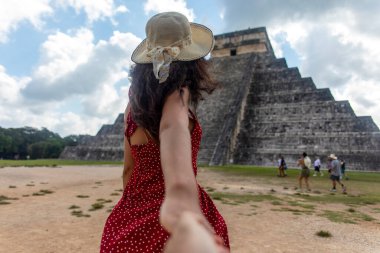 Meksika 'nın Maya harabelerinde el ele tutuşan seksi çift. Chichen Itza 'nın Meksika Tapınağı' na erkek arkadaşını taşıyan bir kız. Maya kültürü ve uygarlığı.