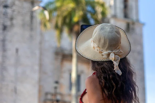 Sexy Turista Tomando Una Foto Con Celular Catedral San Servacio — Foto de Stock