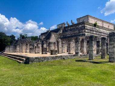 Chichen Itza tapınağının kalıntıları, Bin Savaşçı Tapınağı 'ndaki sütunlar. Meksika 'daki Maya tapınakları kavramı
