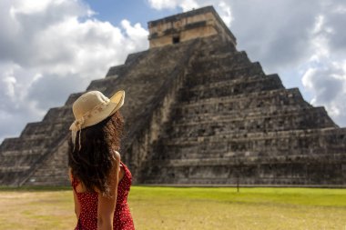 Yucatan ve Karayip Meksika bağlamında Chichen Itza 'nın Maya harabelerine sahip bir kadın. Medeniyet kavramı, Maya kültürü ve tatilleri.