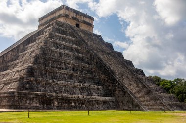 Chichen Itza 'nın kalesi, Maya kültürüne ve medeniyetine ait ünlü Maya piramidi. Seyahat kavramı.