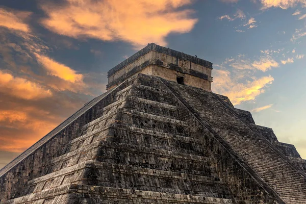 Chichén Itzá Famosa Pirámide Maya México Bajo Hermoso Cielo Naranja — Foto de Stock