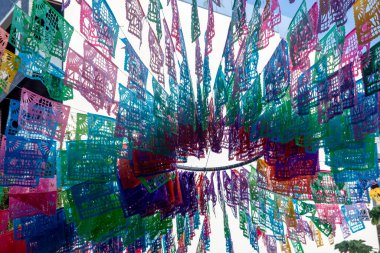 Meksika 'da Playa del Carmen' in beşinci caddesini süsleyen Meksika bayraklarının güzel manzarası. Meksika dekorasyon konsepti.