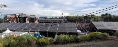 Villarrobledo, İspanya - 30 Nisan 2023: Vina Rock 2023 yerel sanat festivalinin panoramik manzarası, VIP alanından büyük bir kalabalığı görebilirsiniz..