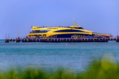 Playa del Carmen, Meksika; 9 Mayıs 2023: Meksika 'daki Playa del Carmen limanından deniz aşırı hızlı feribot, Cozumel ve kadın adalarına yolcu taşıyan gemi..