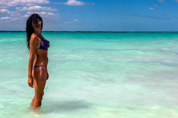 拥有性感身材和美丽比基尼的年轻女子在热带海滩天堂尽情享受加勒比海的浪花和清水 漂亮女孩享受豪华假期 — 图库照片