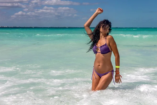 Young Sexy Beautiful Girl Bikini Shore Paradise Beach Dancing Tourist — Stock Photo, Image