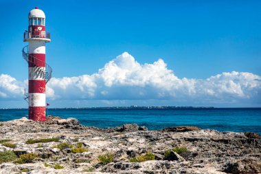 Meksika, Cancun 'daki otel bölgesindeki deniz fenerinin ucundaki fenerin fotoğrafı. Tropik Meksika güneşinin altındaki turkuaz Karayip Denizi 'ne bakan bir paradisikal uçurum..