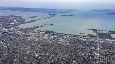 Amerika Birleşik Devletleri 'nin Kaliforniya eyaletindeki San Francisco Körfezi' nin fotoğrafı. Bir şehrin uçağından kartal ve hava manzarası. ABD Konsepti.