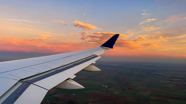 Křídlo Letadla Které Rozšiřuje Vztlakové Klapky Provádí Přiblížení Letadla Letiště — Stock fotografie