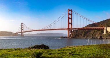 San Francisco 'daki Golden Gate Köprüsü' nün mavi gökyüzünün altında Kaliforniya Körfezi 'ni geçerken görüntüsü. California eyaletinde meşhurdur ve gözcü noktasından görülür. ABD Konsepti.