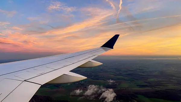 기체가 상업용 날개를 비행기가 하늘을 구름의 높이까지 올라간다 아름다운 주황색 — 스톡 사진