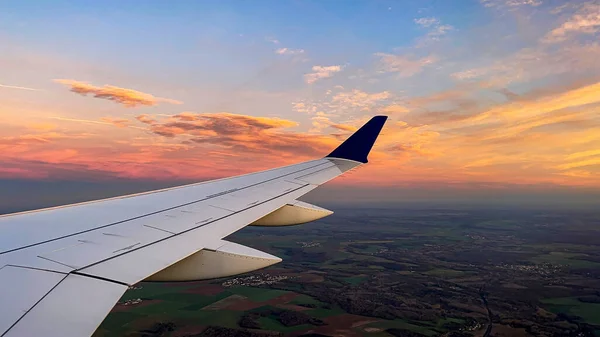 상업용 몸체의 날개가 비행기의 사진은 순항하는 구름의 높이까지 올라간다 아름다운 — 스톡 사진
